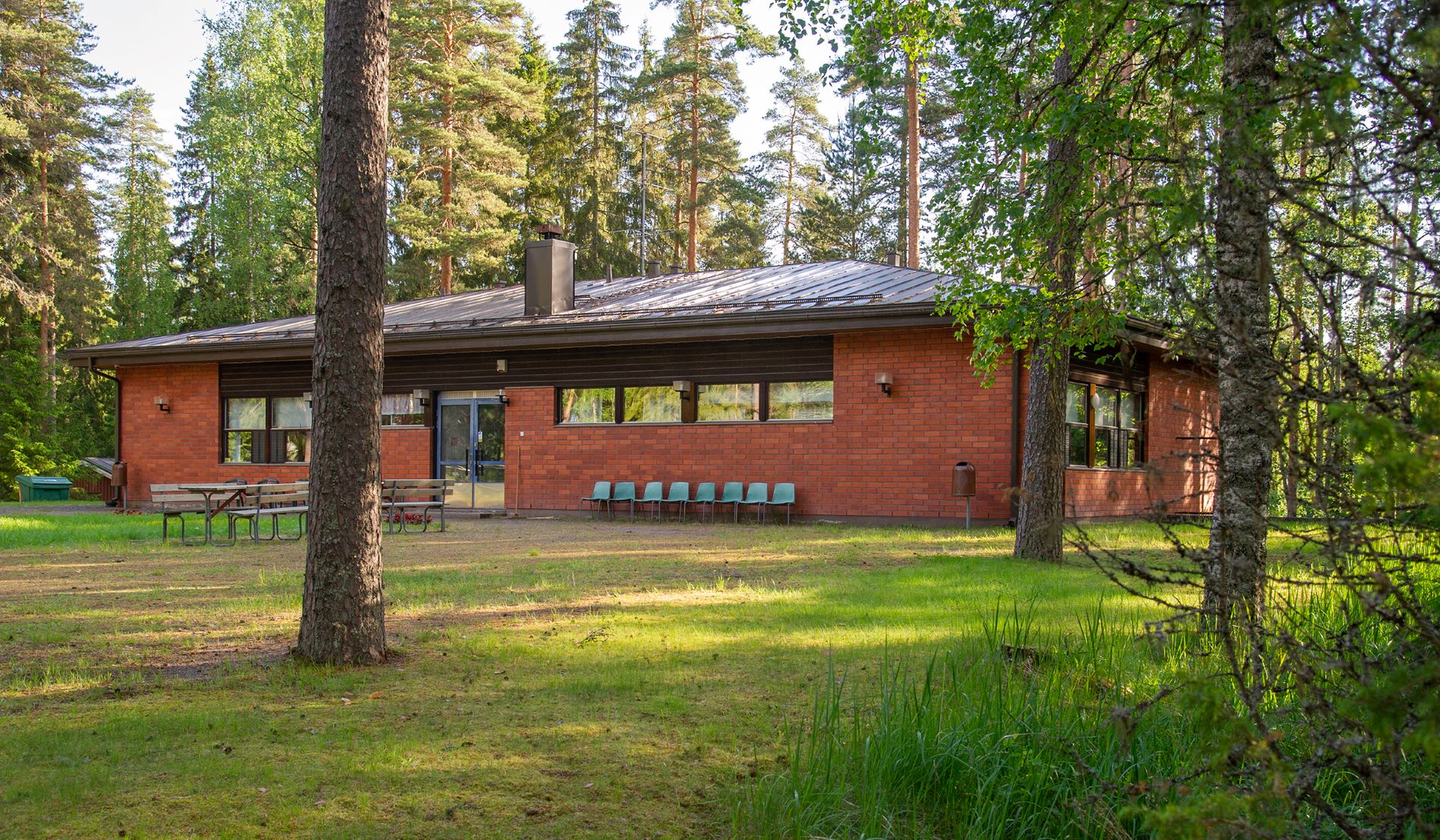 Kaitalammin leirikeskus Punatiilinen rakennus