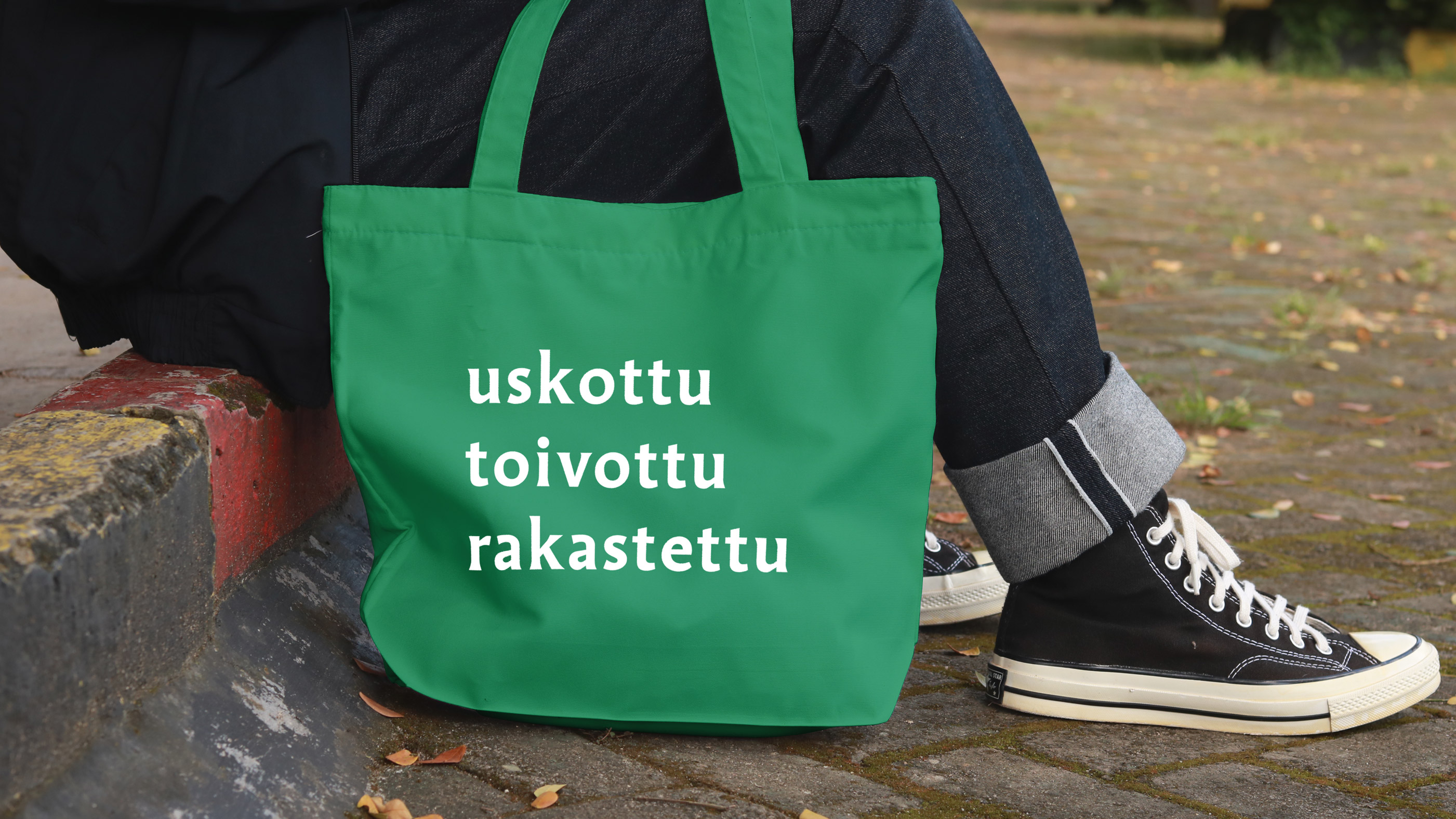 Vihreä kangaskassi, jossa sanat 